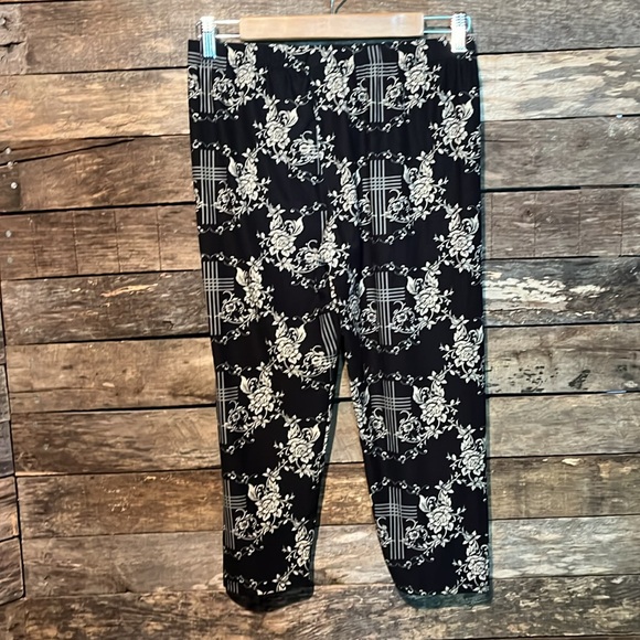 ➕💰BOGO FREE Ladies’ Patterned CropSuper Soft Leggings - Picture 3 of 5